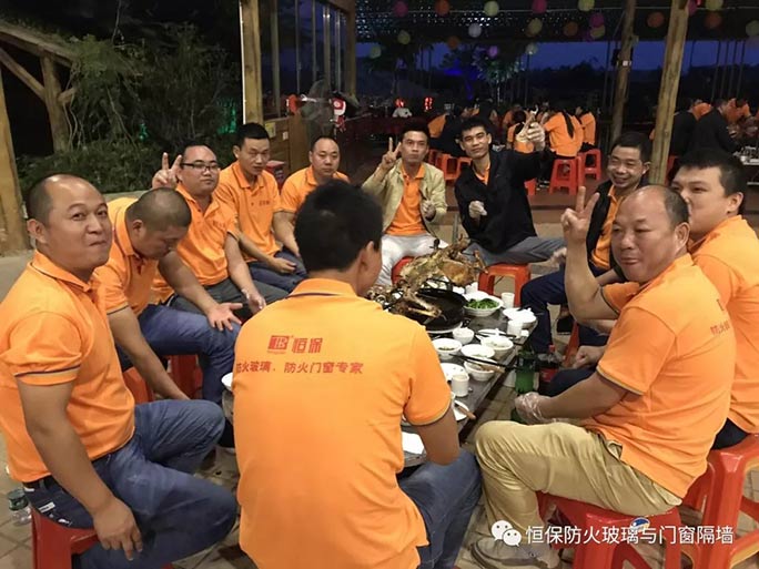 主題：“團(tuán)結(jié)”與“效率”！精誠團(tuán)結(jié)、再創(chuàng)新高！ --記公司在2017年10月17日組織了一場高明盈香戶外拓展旅游活動